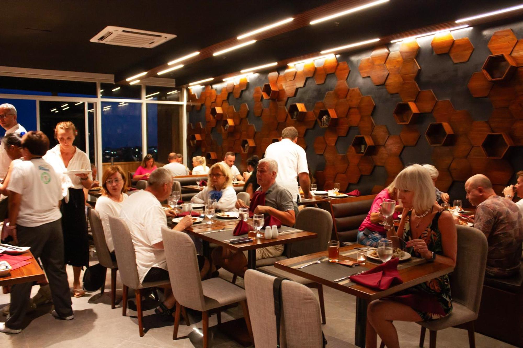 Hayat Sky Towers Cebu Exterior foto